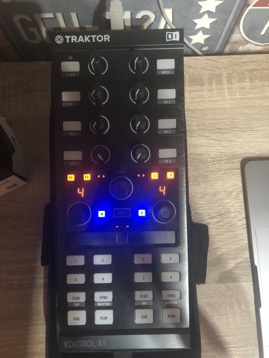 Traktor kontrol x1 eladó