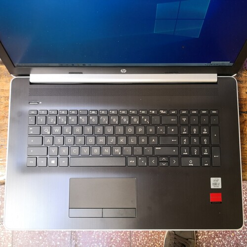  j garis  HP Notebook  17 by2256ng 10 gen I7 AMD Radeon 